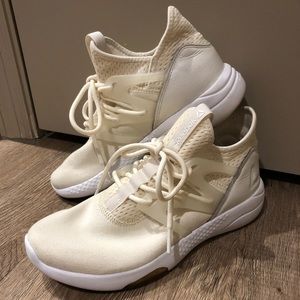 Reebok Shoes / Light Sand Size 6
